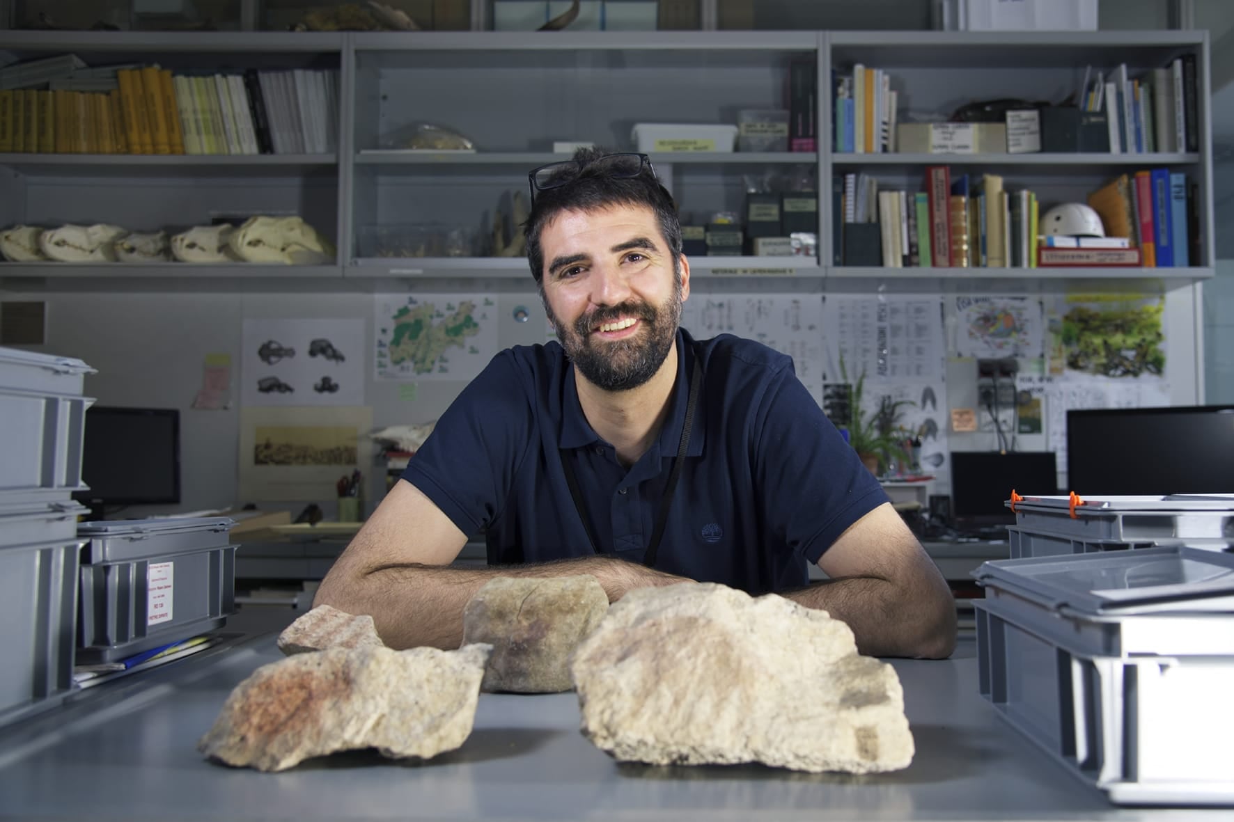 Dario Sigari archeologo, con alcuni reperti